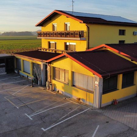 Hotel Gostilna Marta Oslusevci Exterior foto