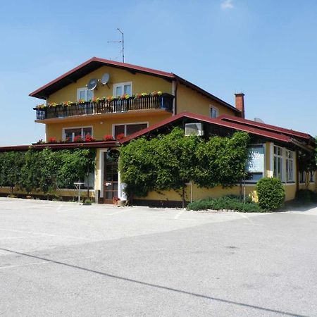 Hotel Gostilna Marta Oslusevci Exterior foto